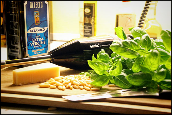Bamix stavblender og ingredienser til Pesto